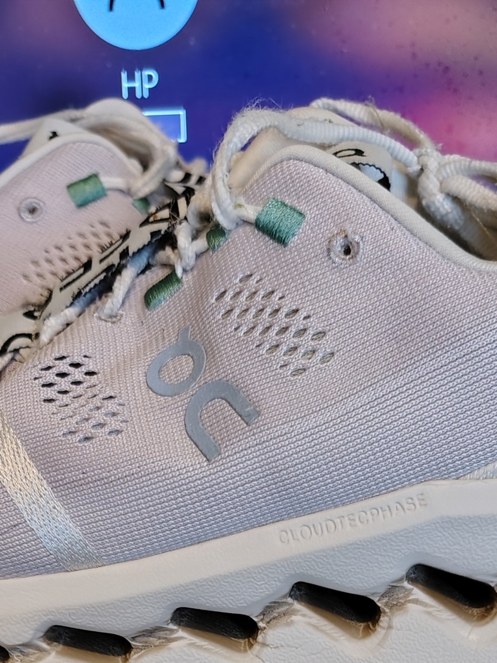The product is a pair of men's athletic sneakers in size 9.5. The sneakers are f